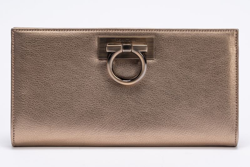 Ferragamo - Borsa pochette in pelle color bronzo con tracolla a catena