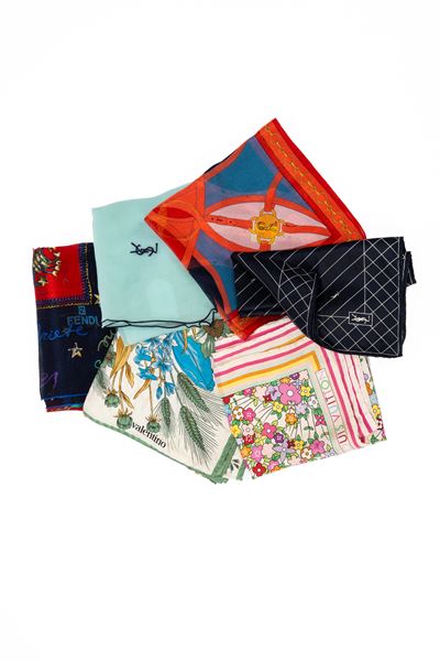 Valentino, Sei foulard in seta con fantasie e stampe