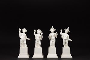Quattro sculture in porcellana bianca raffiguranti cinesini