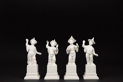 Quattro sculture in porcellana bianca raffiguranti cinesini, su basi a plinto quadrate