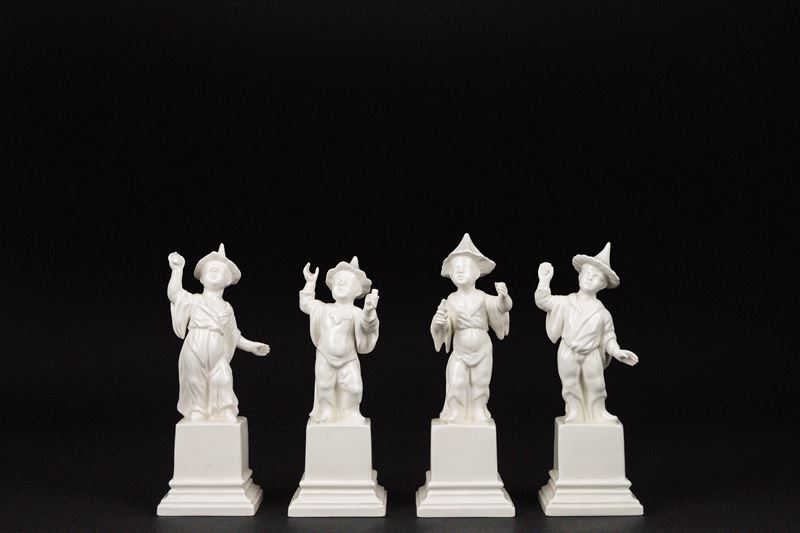 Quattro sculture in porcellana bianca raffiguranti cinesini, su basi a plinto quadrate