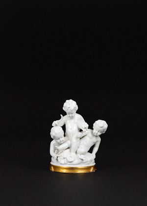 Gruppo scultoreo in porcellana bianca di Capodimonte raffigurante puttini che mietono il grano (Estate)