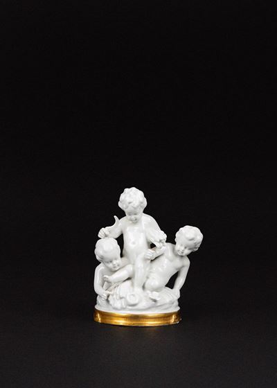 Gruppo scultoreo in porcellana bianca di Capodimonte, Puttini che mietono il grano (Estate)