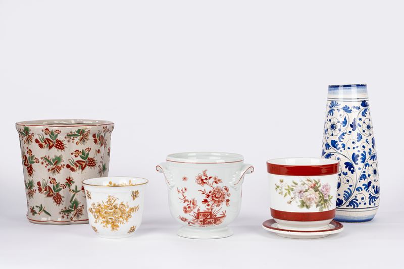 Portavasi e vaso decorativi, porcellana policroma e maiolica bianca e blu