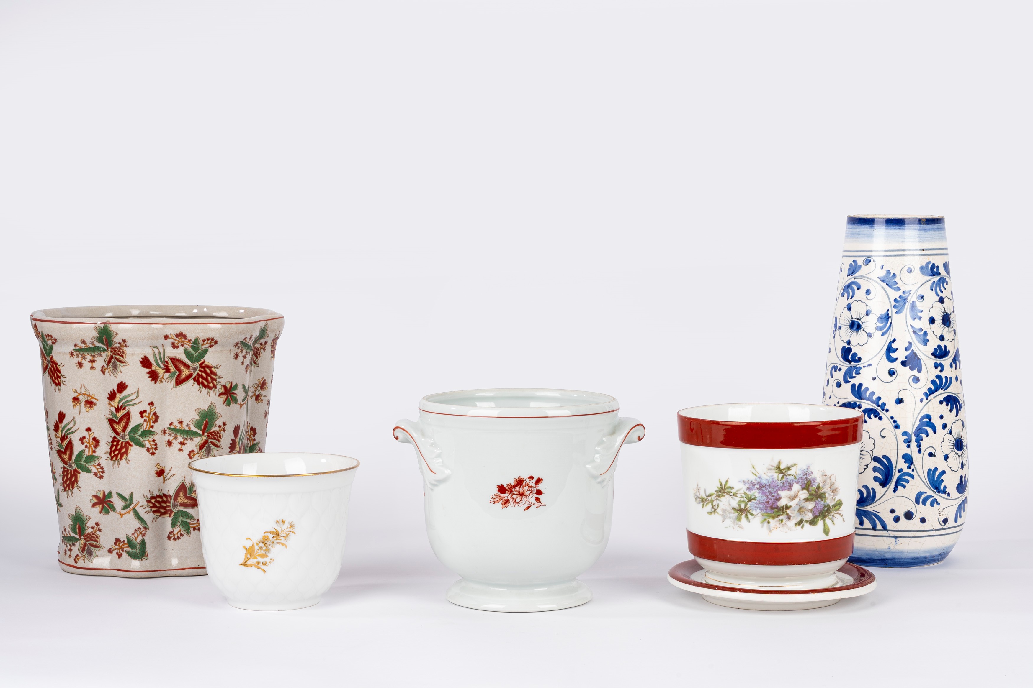 Portavasi e vaso decorativi, porcellana policroma e maiolica bianca e blu