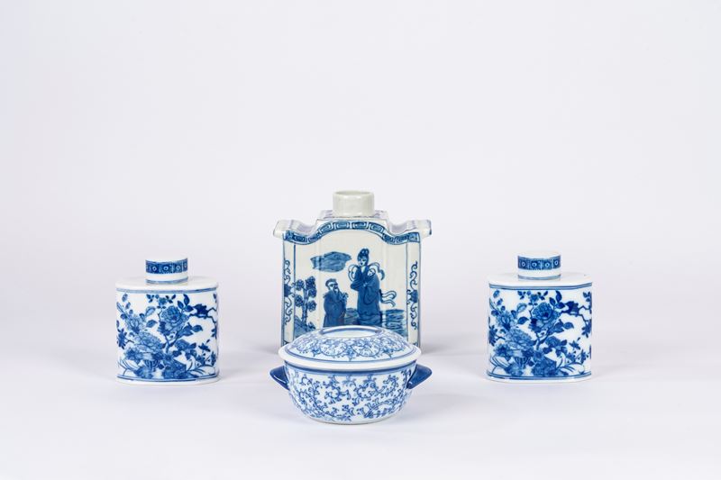 Set di fiasche e ciotola con coperchio, porcellana bianca e blu