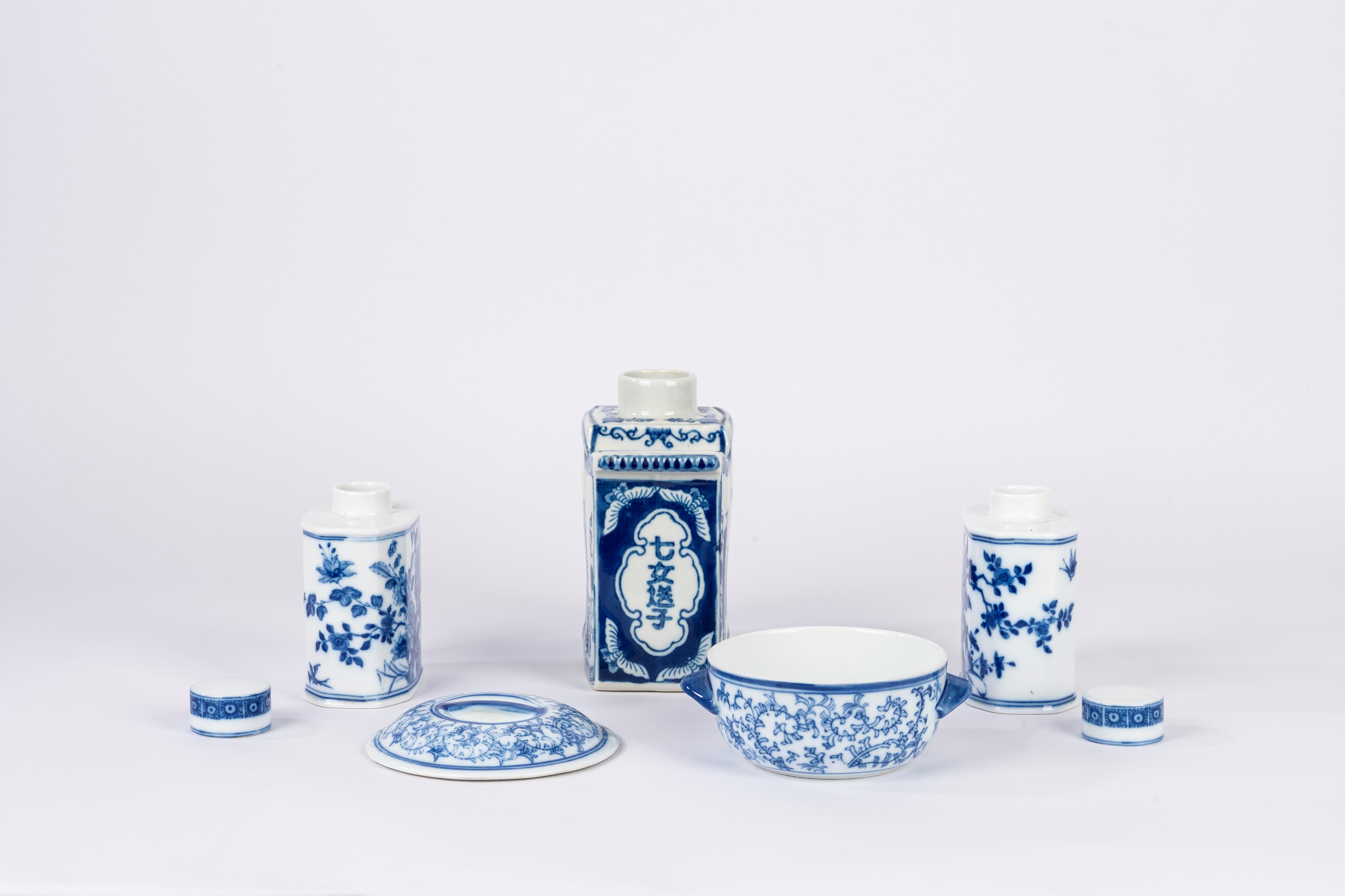 Set di fiasche e ciotola con coperchio, porcellana bianca e blu