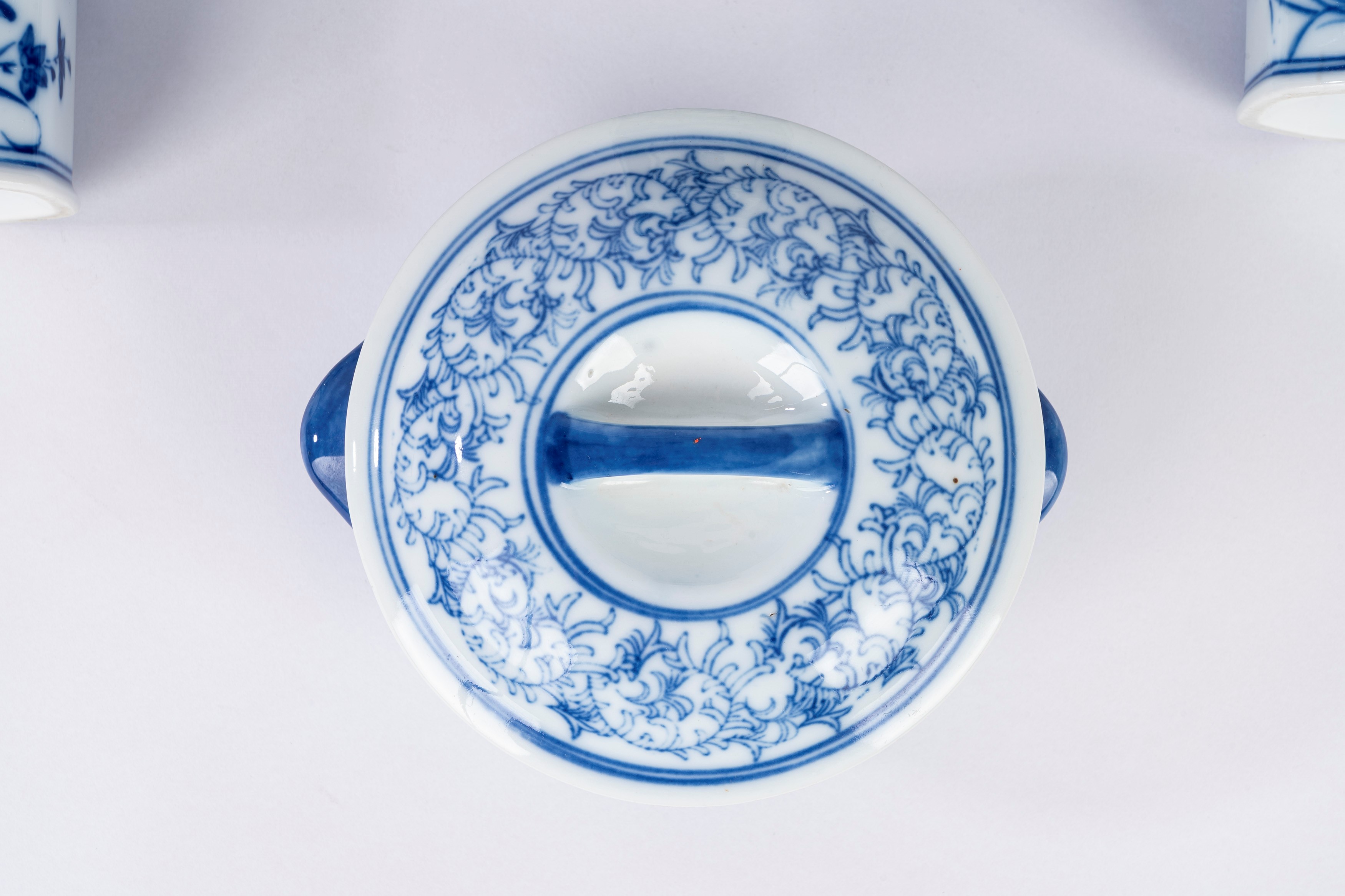 Set di fiasche e ciotola con coperchio, porcellana bianca e blu