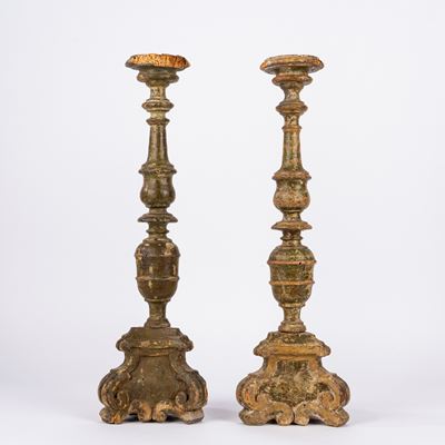 Coppia di candelieri, legno intagliato e laccato, secolo XVII