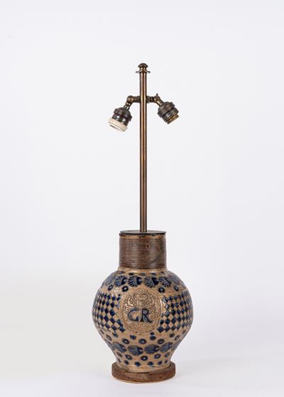 Antico versatoio, maiolica decorata a motivi geometrici e a conchiglie, montato a lume