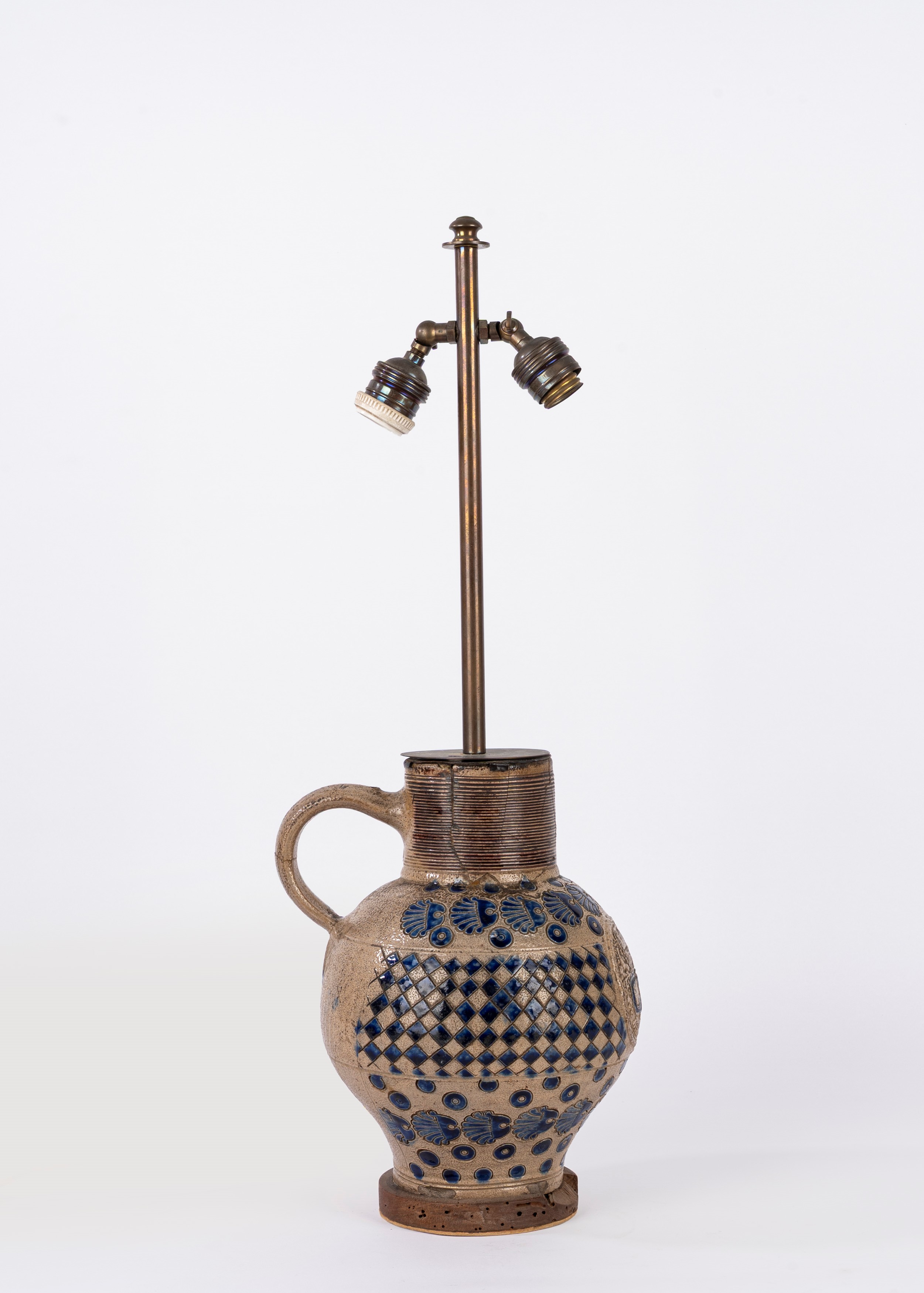 Antico versatoio, maiolica decorata a motivi geometrici e a conchiglie, montato a lume