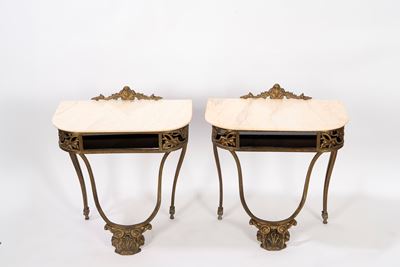 Coppia di comodini in stile fine secolo XIX, struttura in bronzo e piani in marmo bianco
