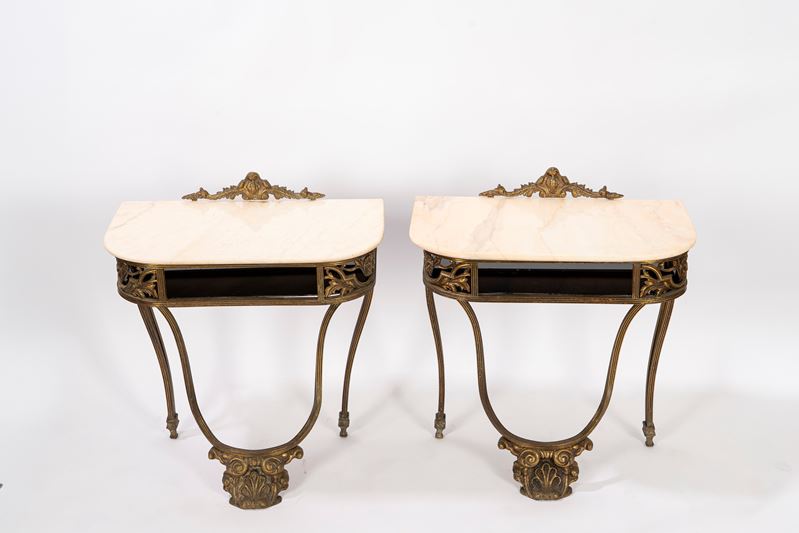 Coppia di comodini in stile fine secolo XIX, struttura in bronzo e piani in marmo bianco