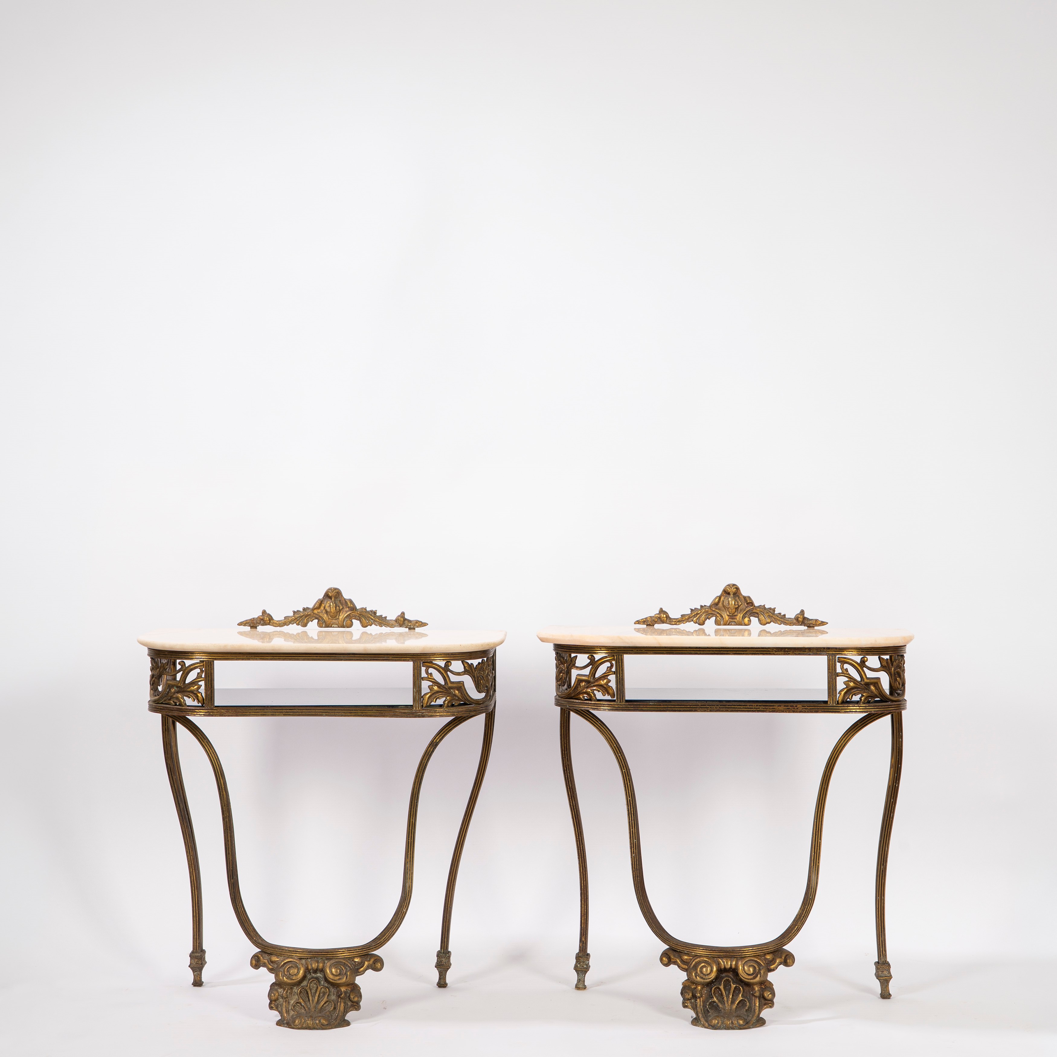 Coppia di comodini in stile fine secolo XIX, struttura in bronzo e piani in marmo bianco