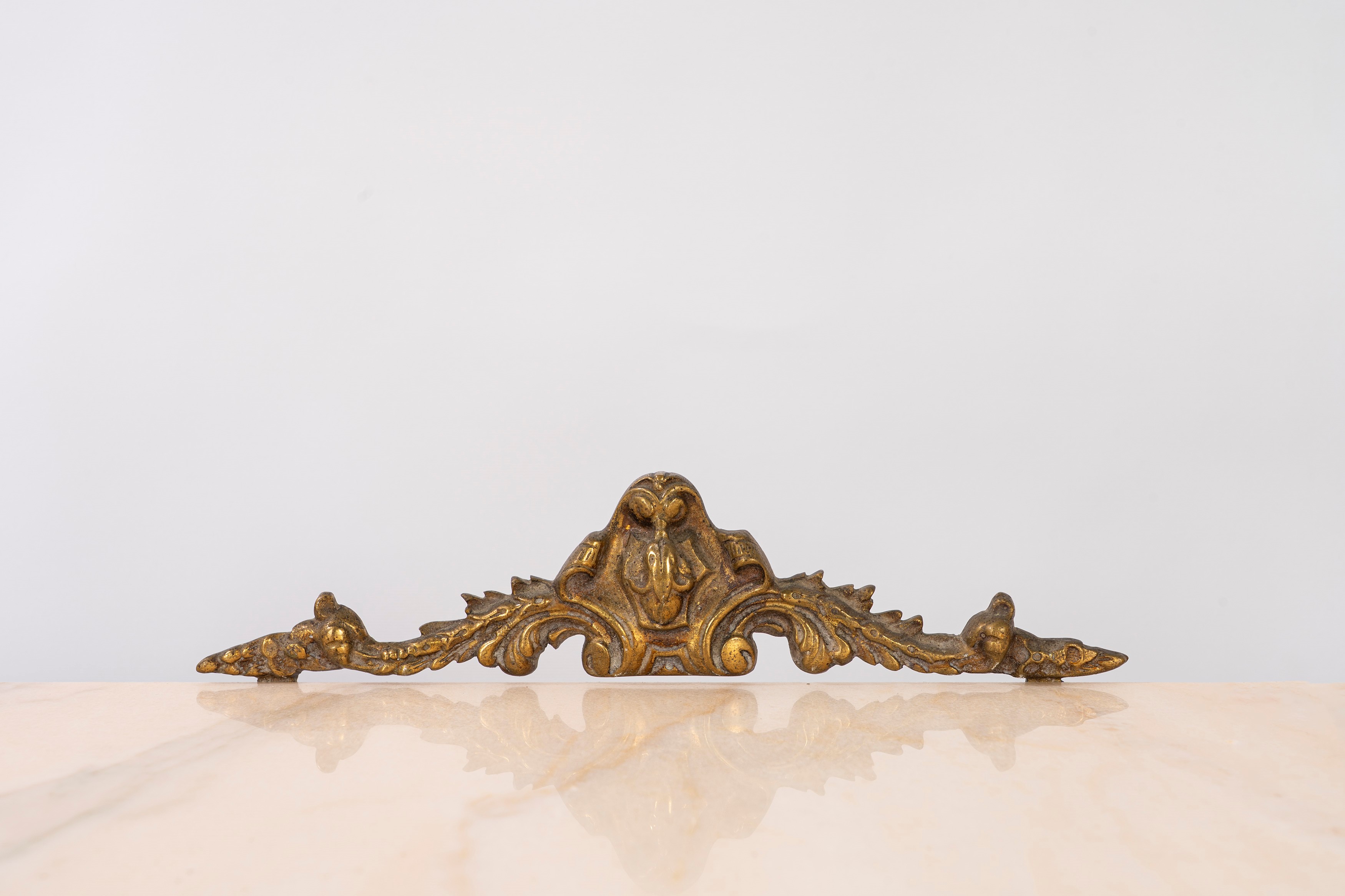 Coppia di comodini in stile fine secolo XIX, struttura in bronzo e piani in marmo bianco