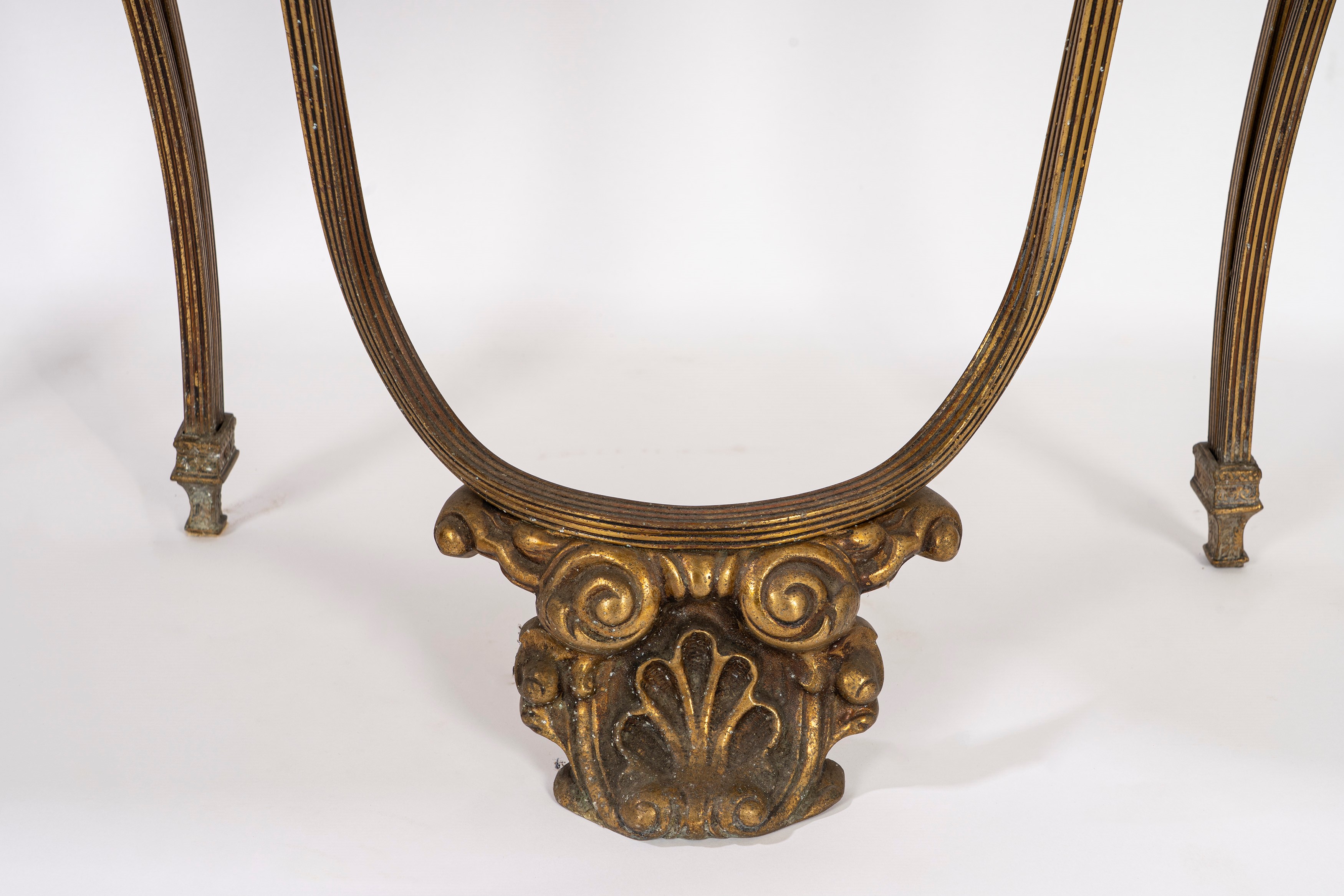 Coppia di comodini in stile fine secolo XIX, struttura in bronzo e piani in marmo bianco