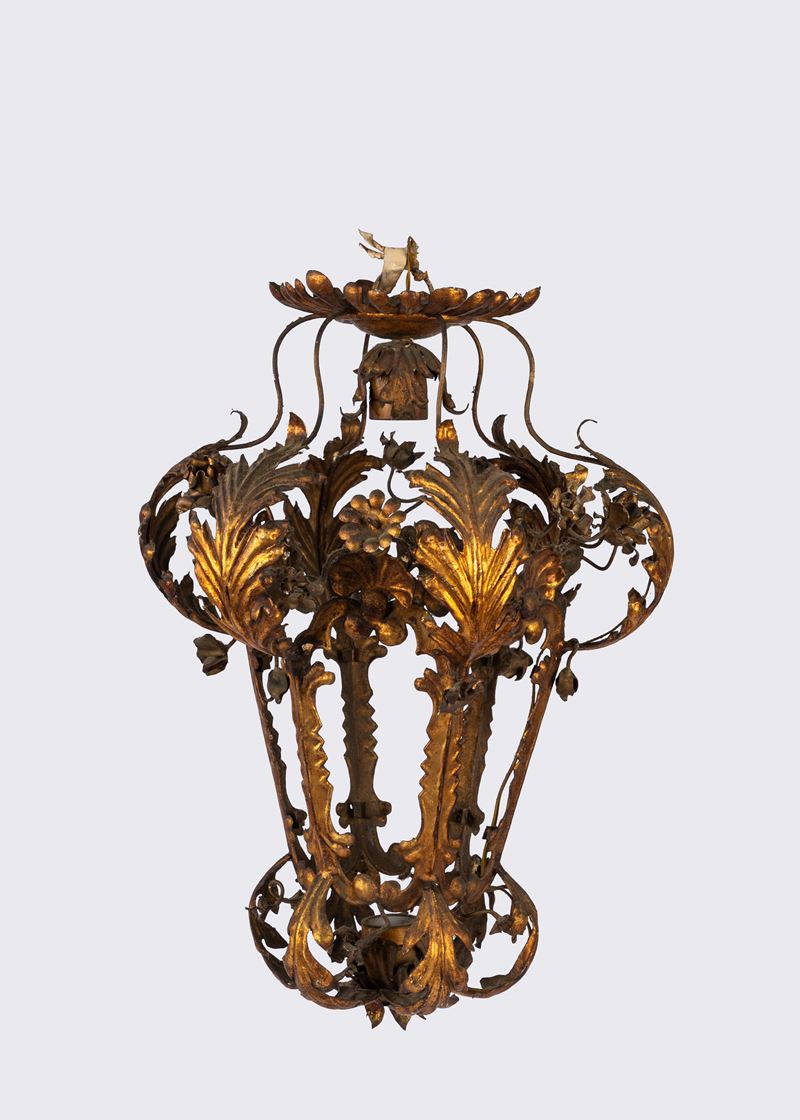 Grande lanterna veneziana in ferro battuto dorato a foglie rocaille, secoli XVIII–XIX