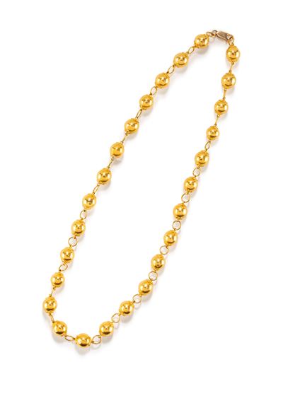 Collana, in oro giallo a bassa caratura e 18k, a un filo di boules
