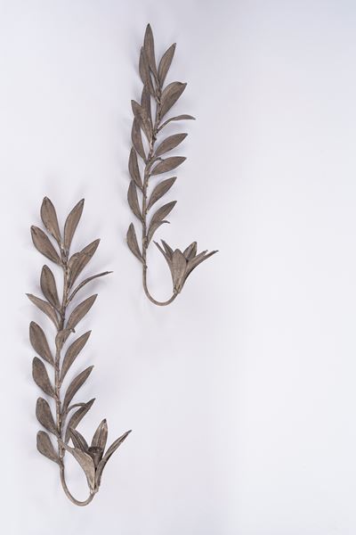 Appliques, Coppia di appliques in ferro battuto a forma di ramo d’ulivo