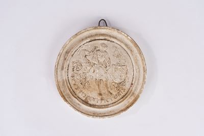 Bassorilievo circolare in gesso con guerriero in armatura e iscrizione “OPUS PISANI PICTORIS”