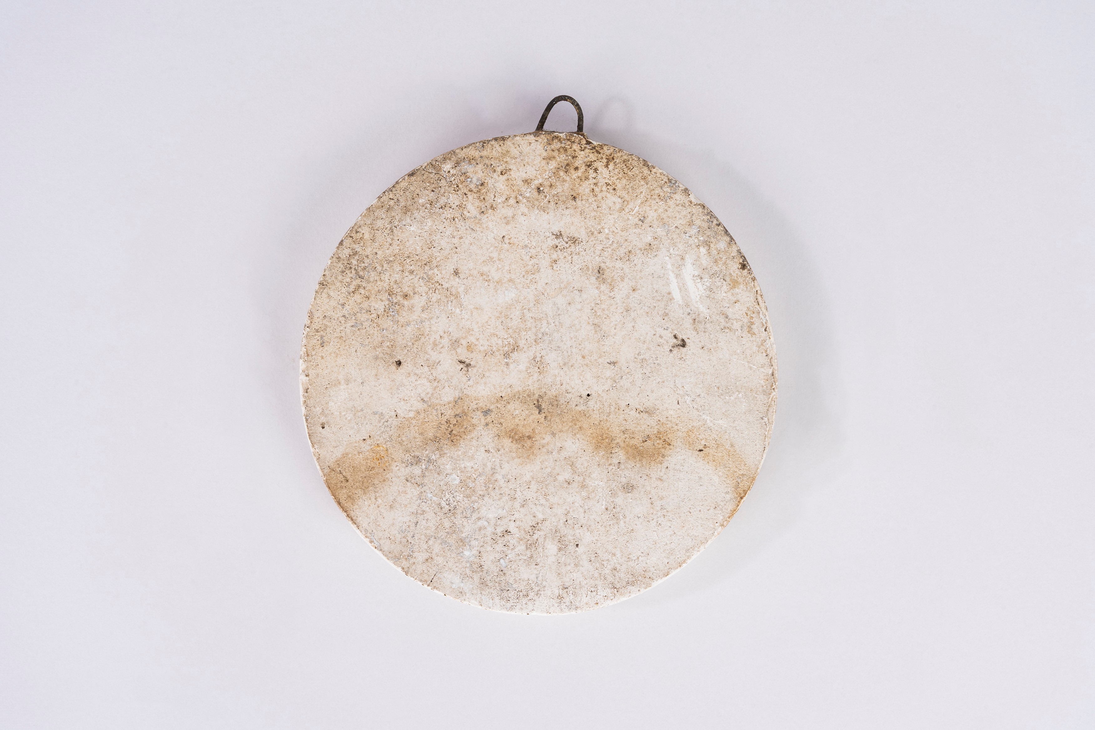 Bassorilievo circolare in gesso con guerriero in armatura e iscrizione “OPUS PISANI PICTORIS”