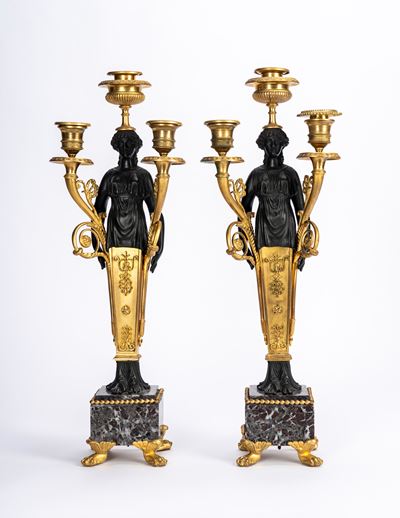 Coppia di candelabri, bronzo dorato e patinato su basi in marmo, secolo XIX