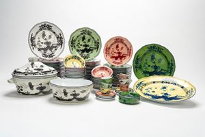 Servizio da tavola "Oriente Italiano" in porcellana policroma con storico motivo floreale "a Garofano". Richard Ginori 1735