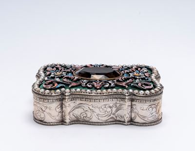Scatola portagioie in argento con coperchio decorato a perline, Italia, prima metà XX secolo