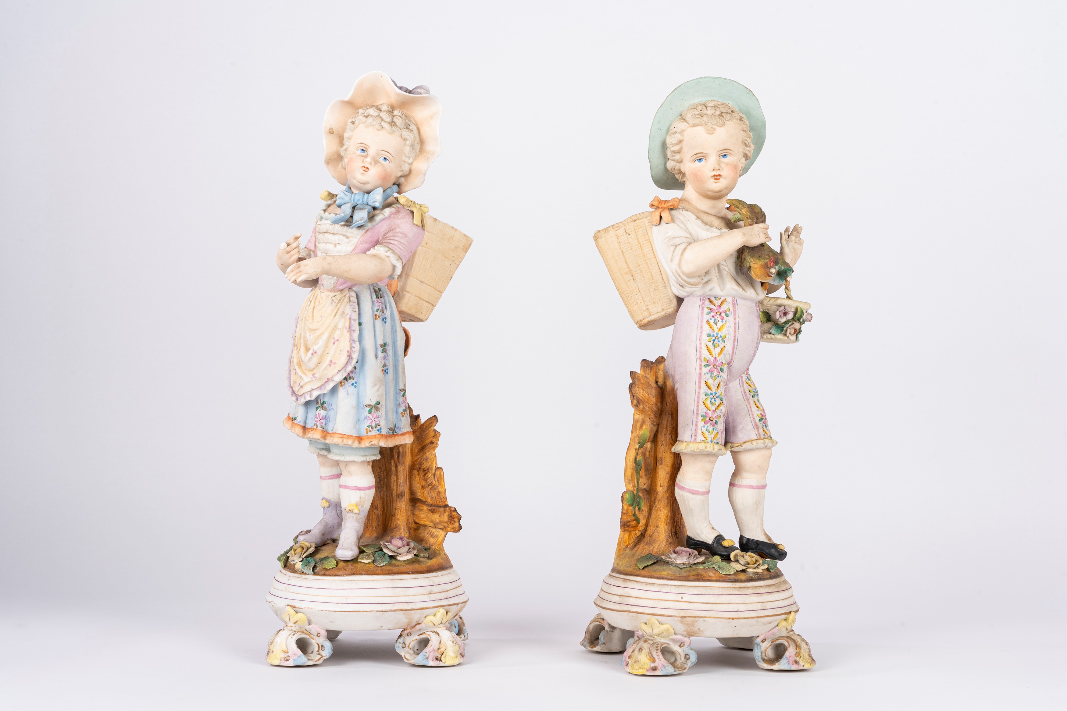 Coppia di sculture in biscuit, Pastorello e pastorella, altezza 43 cm ciascuna