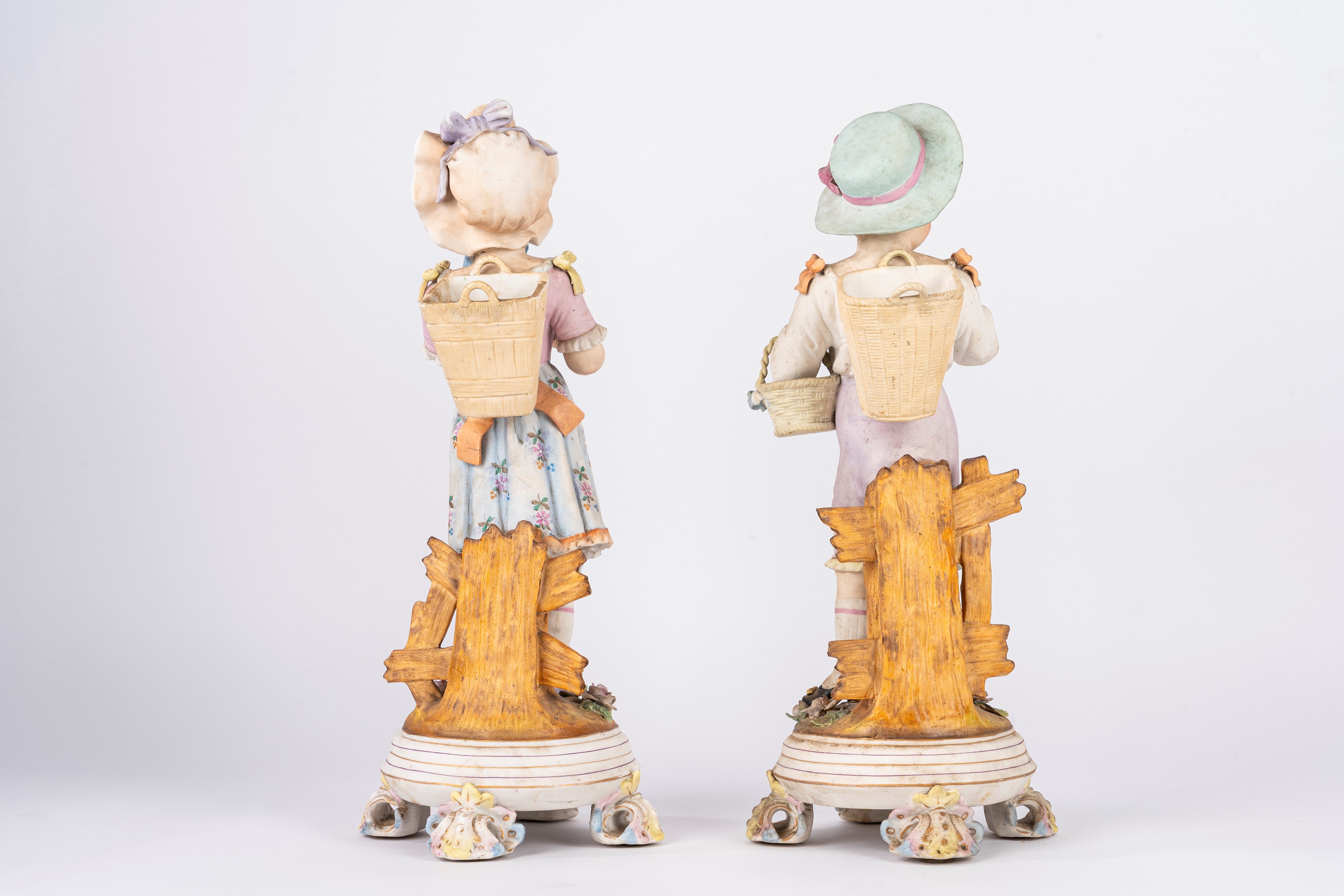 Coppia di sculture in biscuit, Pastorello e pastorella, altezza 43 cm ciascuna