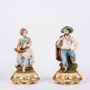 Coppia di sculture in biscuit su base in porcellana, raffiguranti pescatore e pescivendola