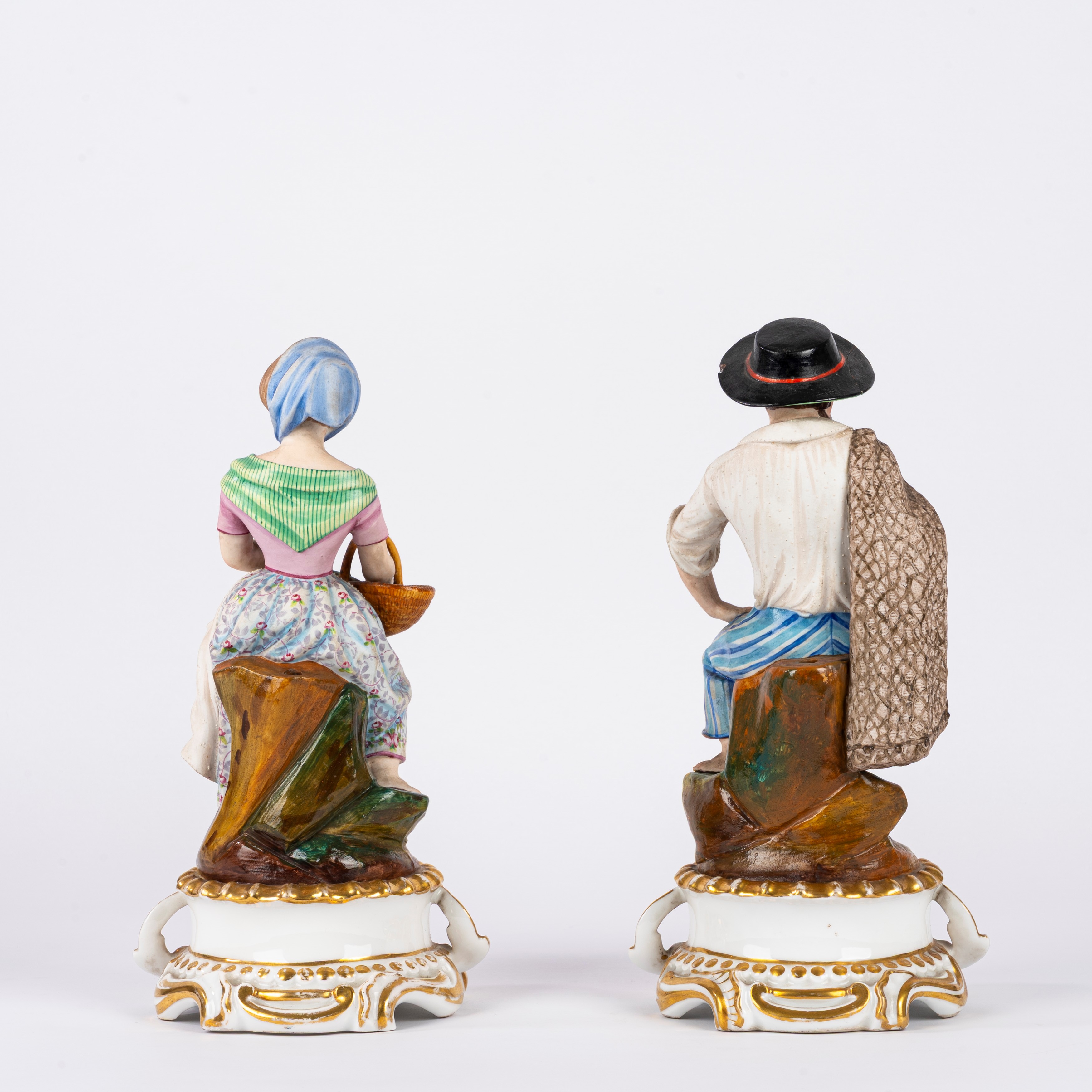 Coppia di sculture, biscuit su base in porcellana raffiguranti pescatore e pescivendola