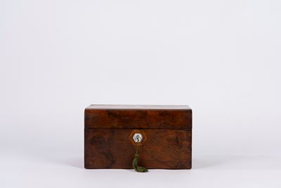 Scatola in legno intarsiato, cm 14 x 25 x 18