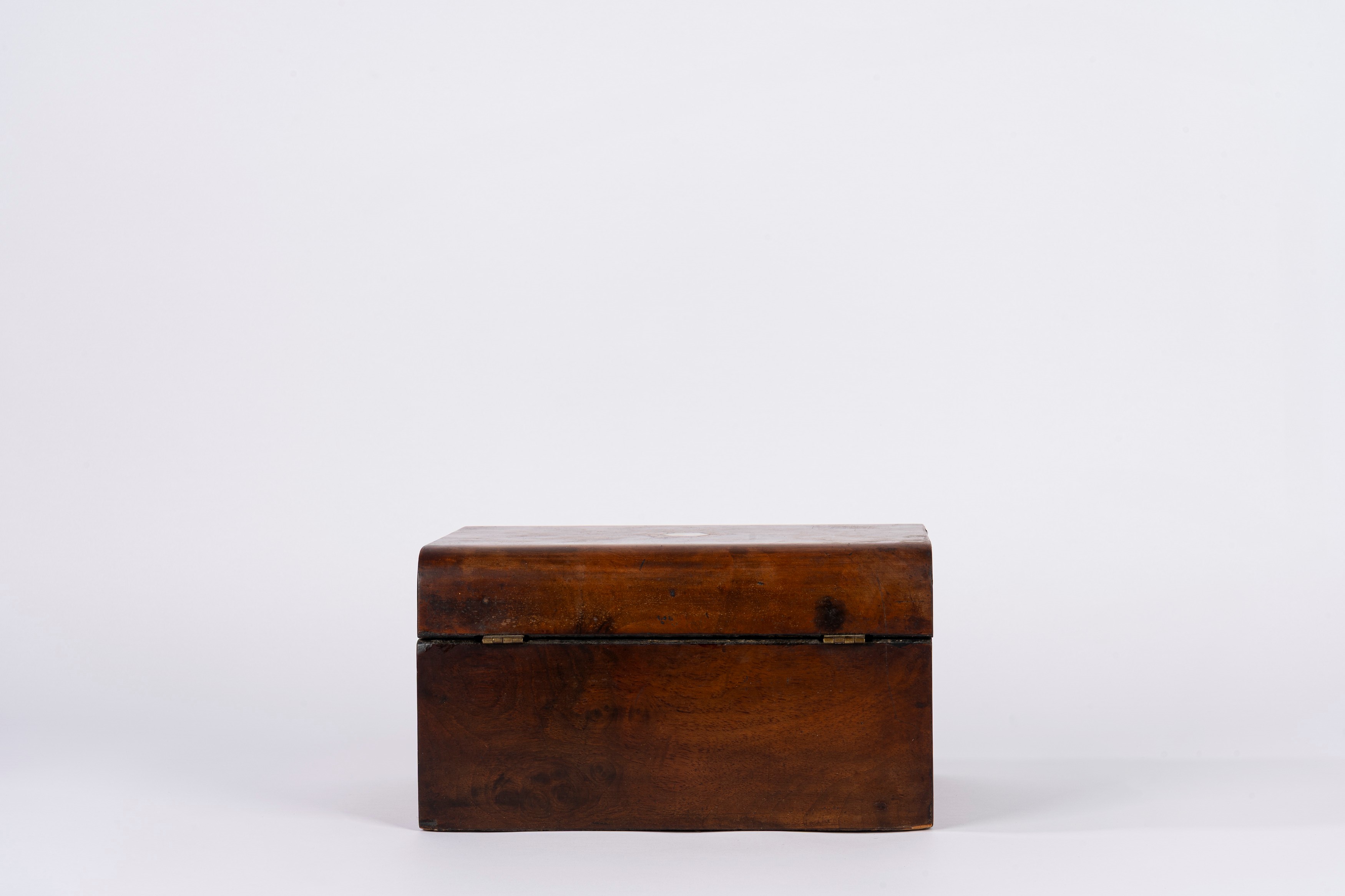 Scatola in legno intarsiato, cm 14 x 25 x 18