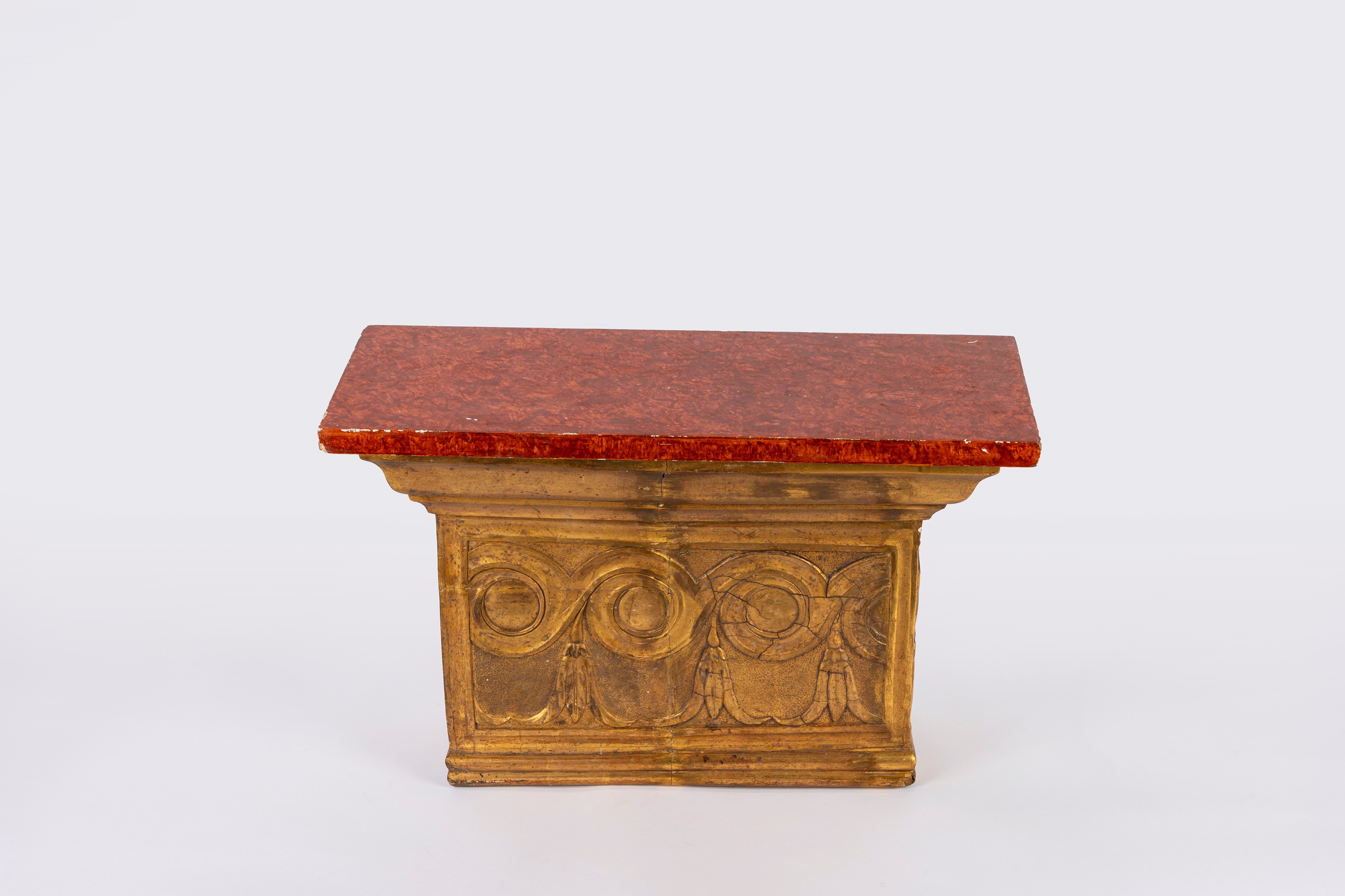 Capitello in legno dorato adattato a mensola