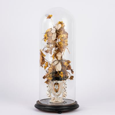 Vaso in porcellana bianca e oro con campana in vetro e composizione di fiori artificiali