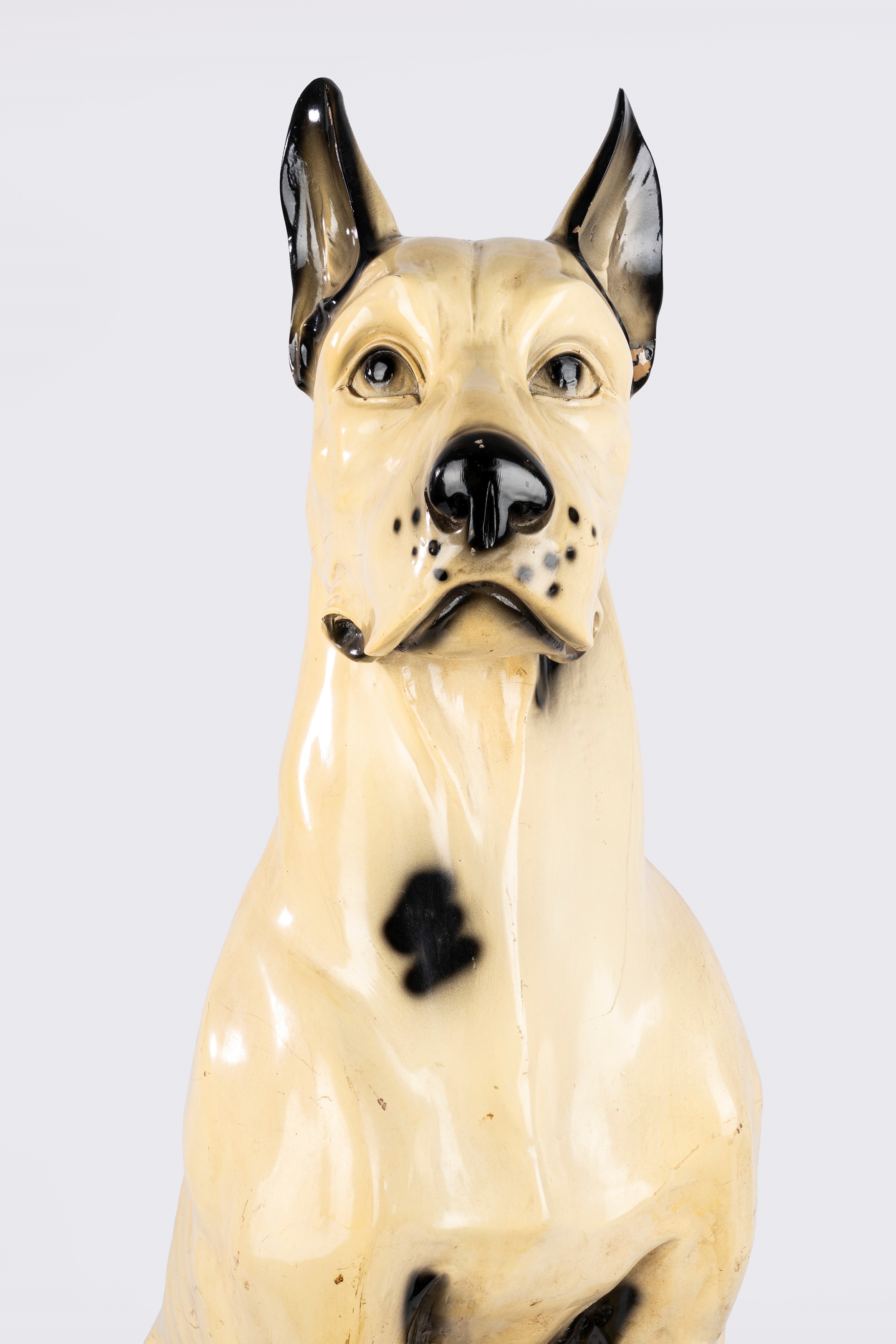 Grande scultura in ceramica raffigurante alano