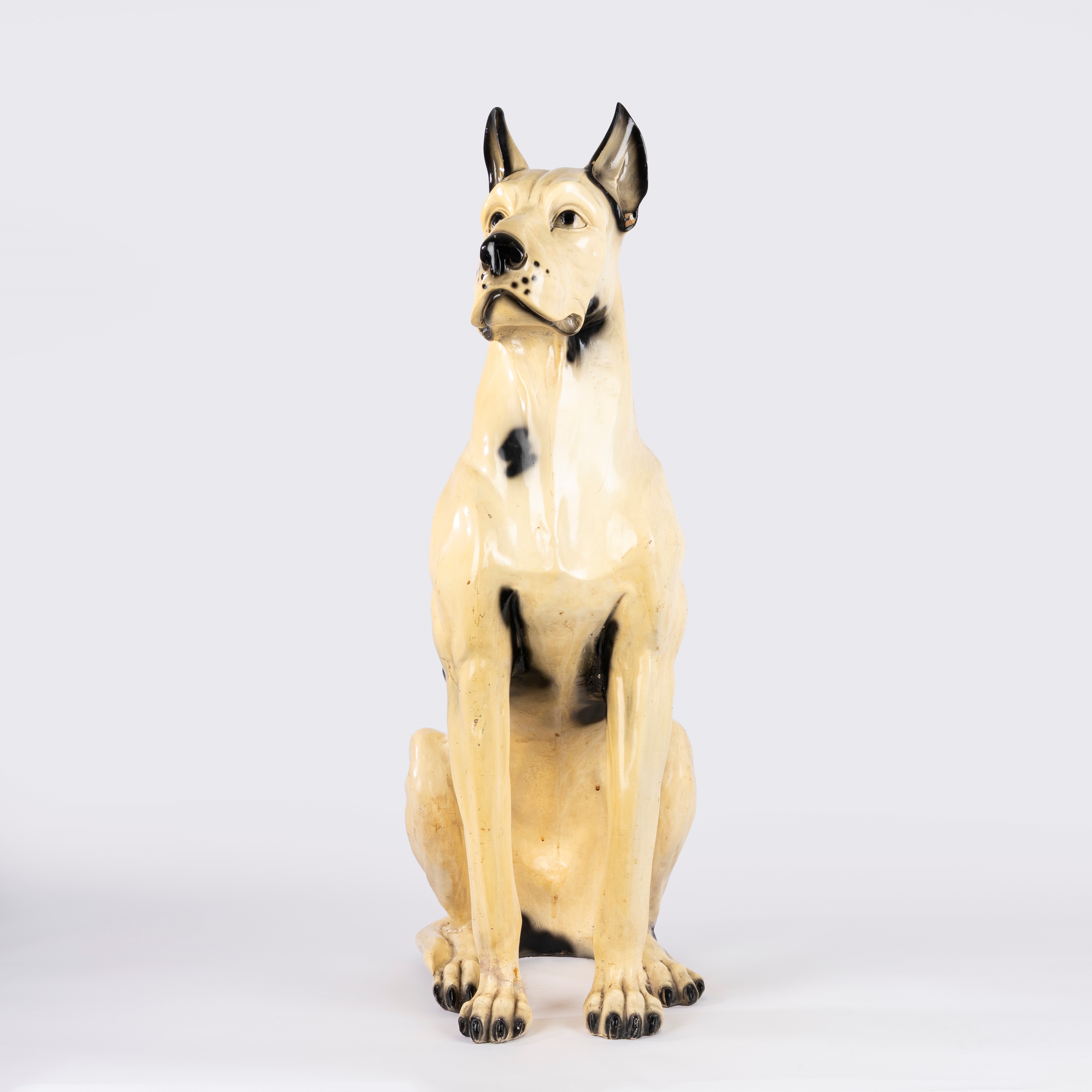 Grande scultura in ceramica raffigurante alano