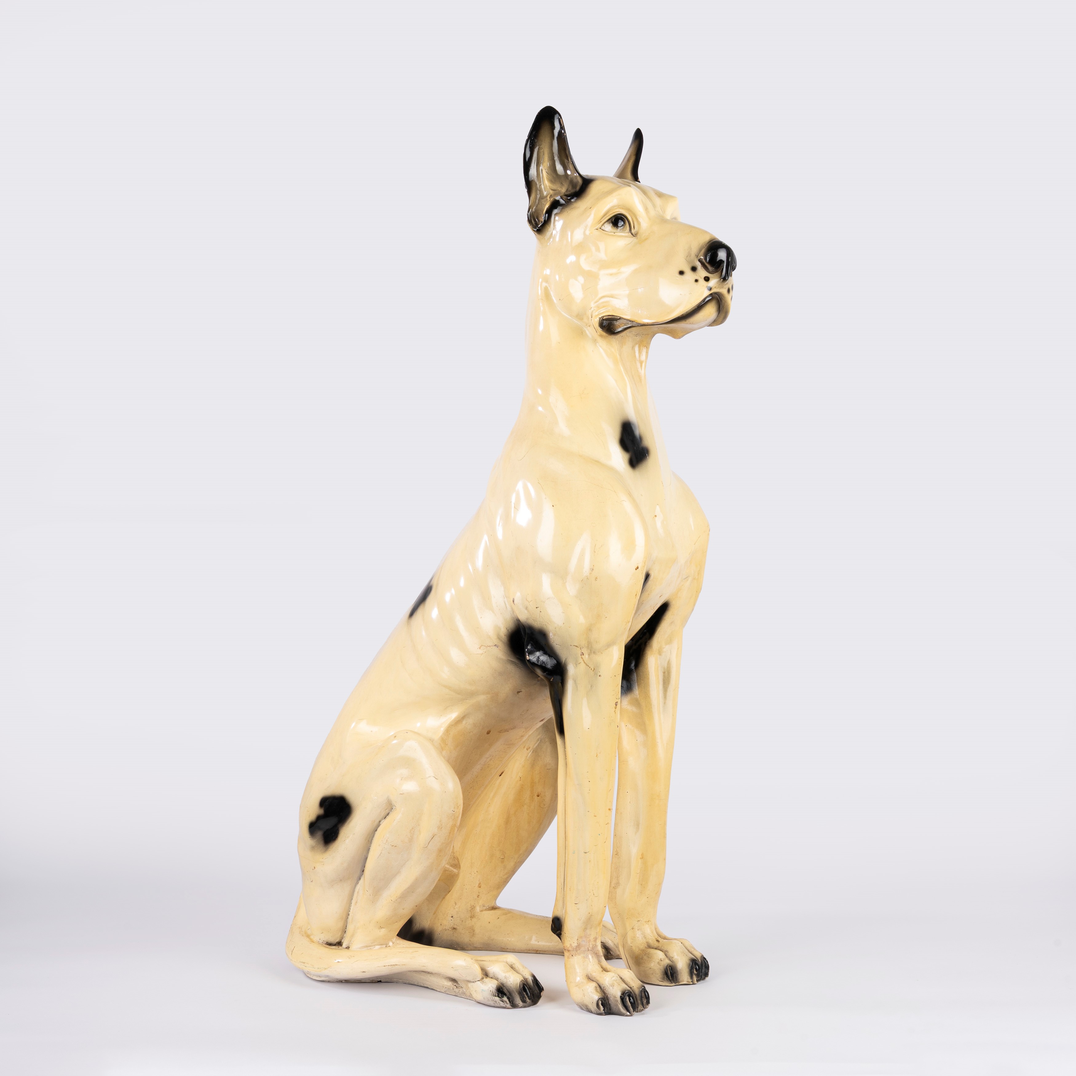 Grande scultura in ceramica raffigurante alano
