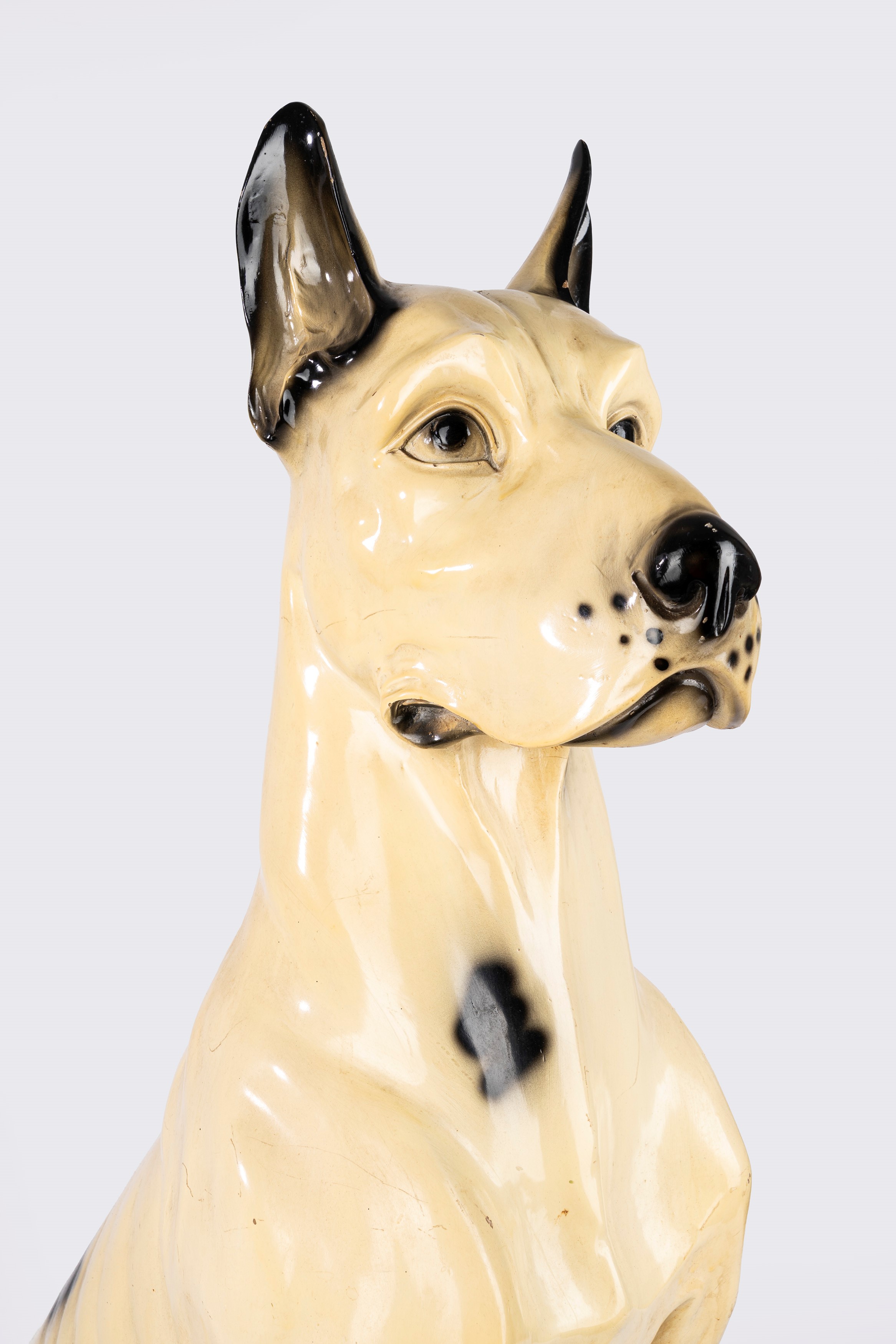 Grande scultura in ceramica raffigurante alano