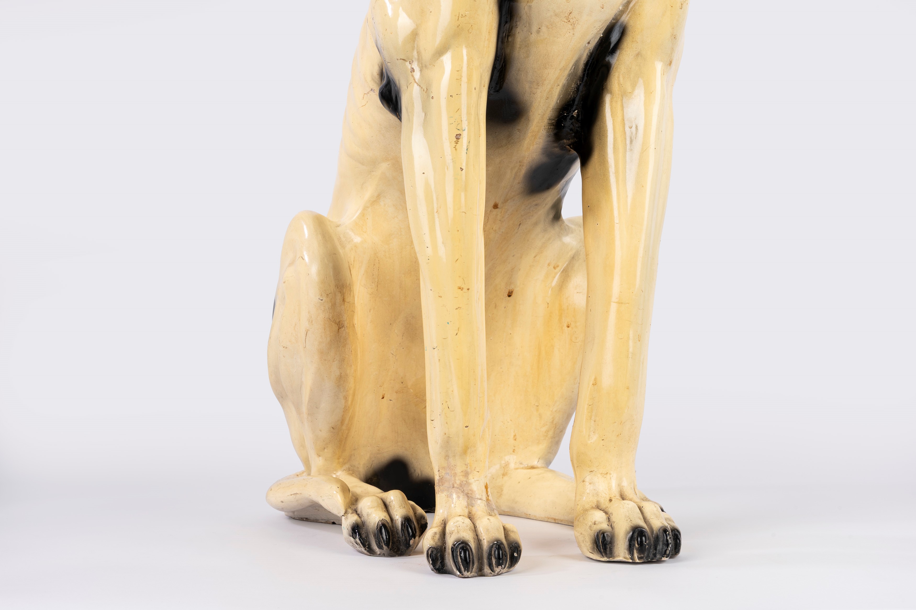 Grande scultura in ceramica raffigurante alano
