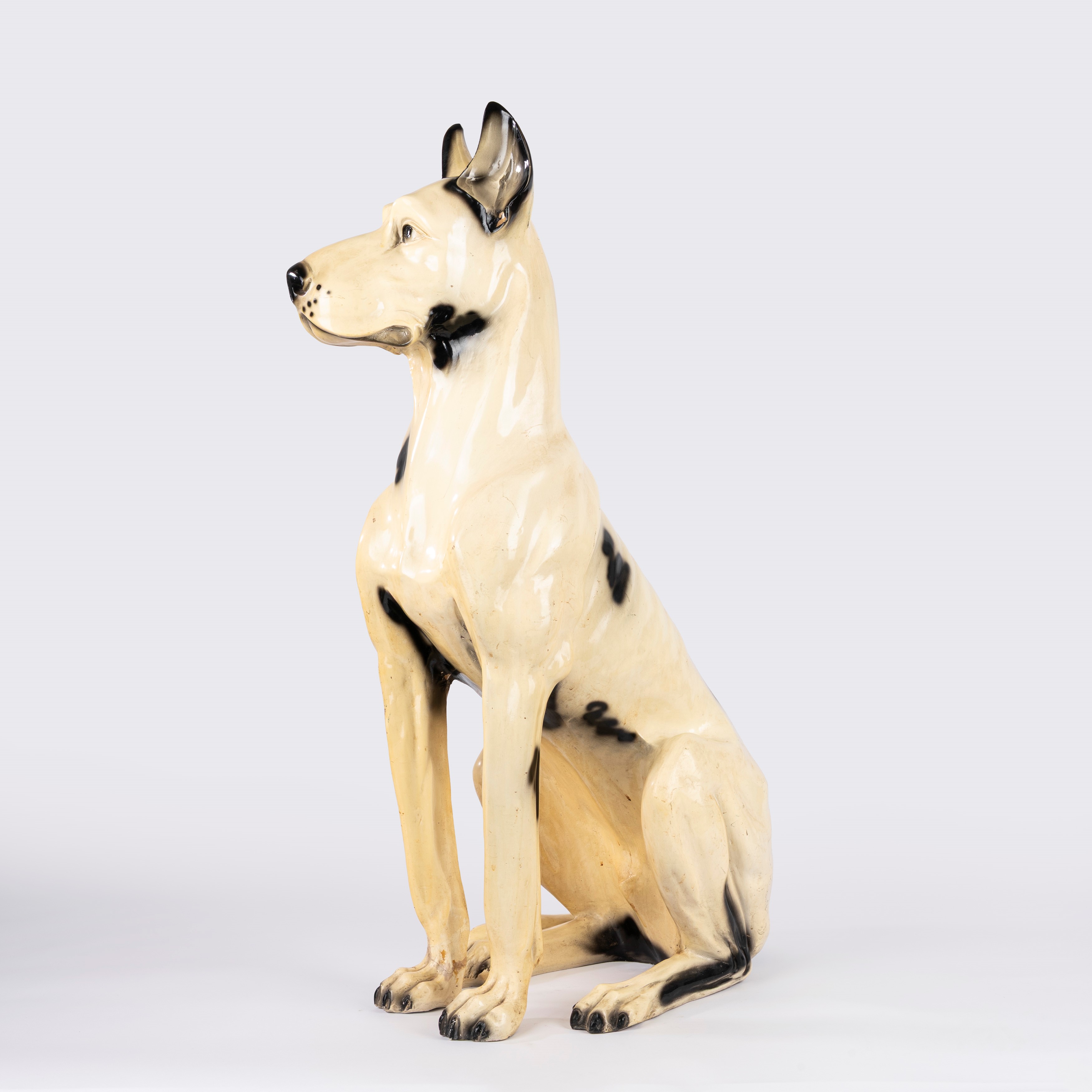 Grande scultura in ceramica raffigurante alano