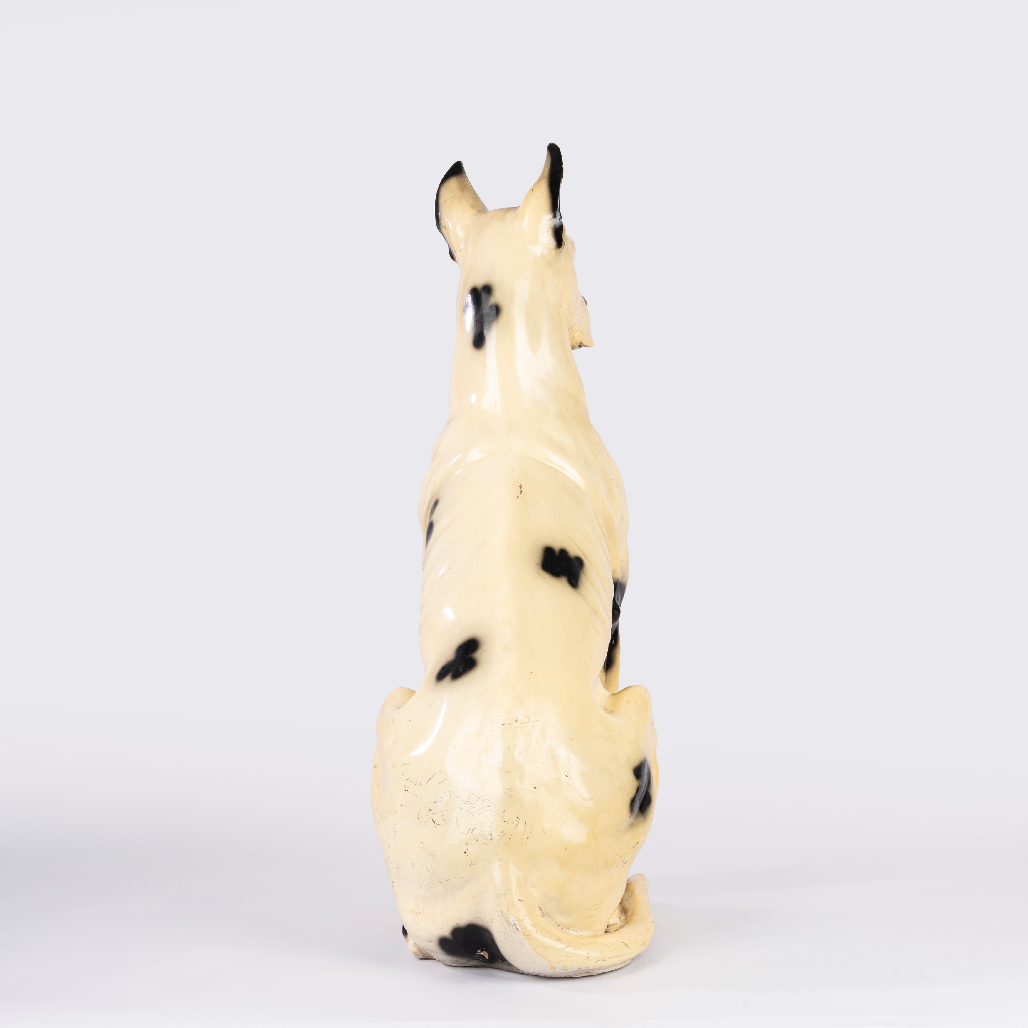 Grande scultura in ceramica raffigurante alano