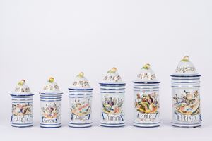 Set di sei vasi da cucina in ceramica policroma con coperchio
