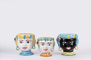 Tre fioriere in ceramica policroma in guisa di moro, manifattura Solimene Vietri