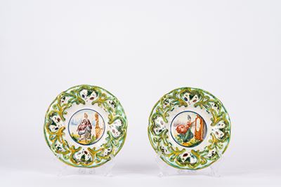 Coppia di piatti in ceramica policroma, decorazione a figure femminili e motivi vegetali in rilie...