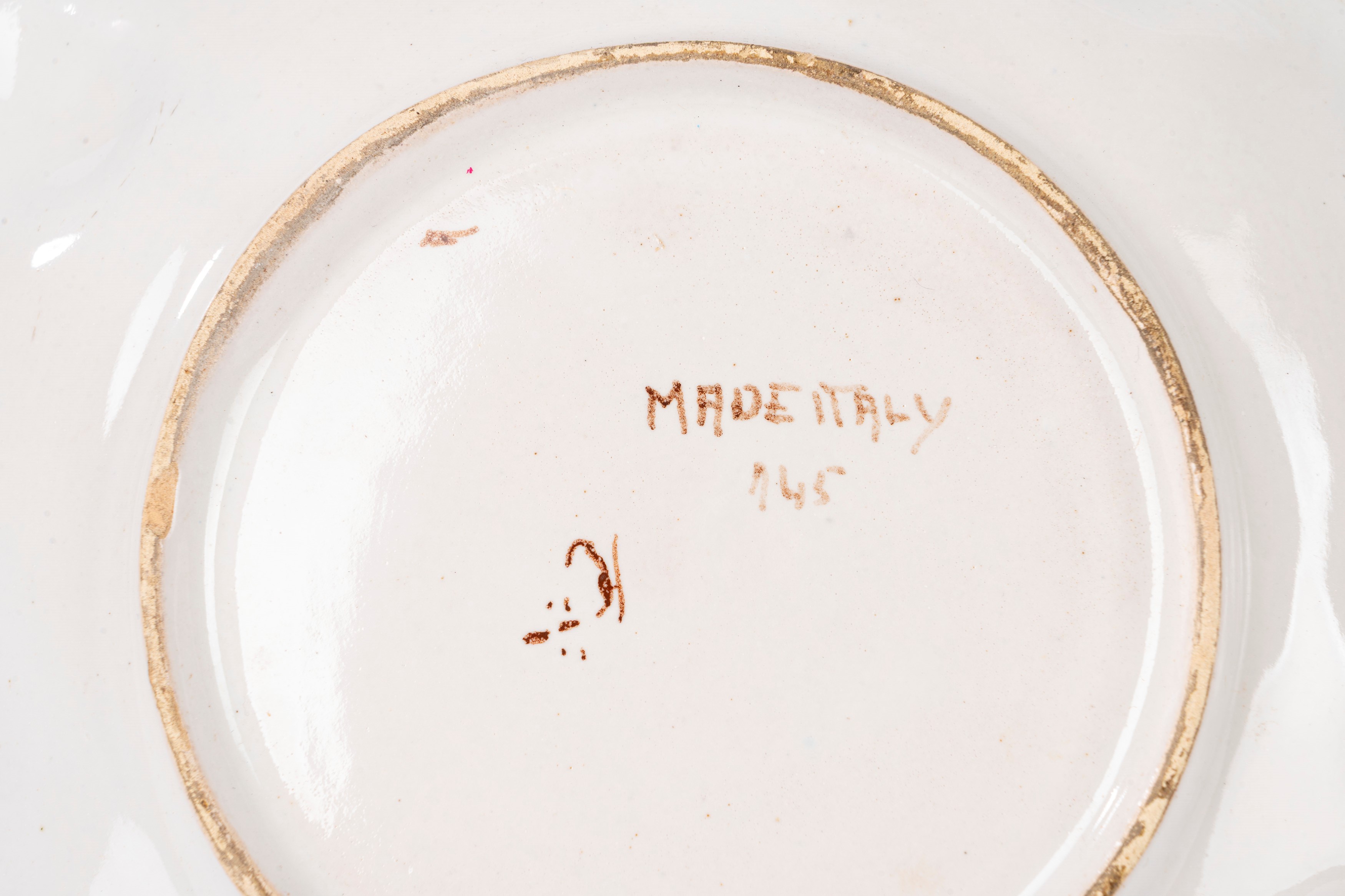 Coppia di piatti in ceramica policroma, decorazione a figure femminili e motivi vegetali in rilie...