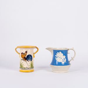 Un vaso e una brocca in maiolica