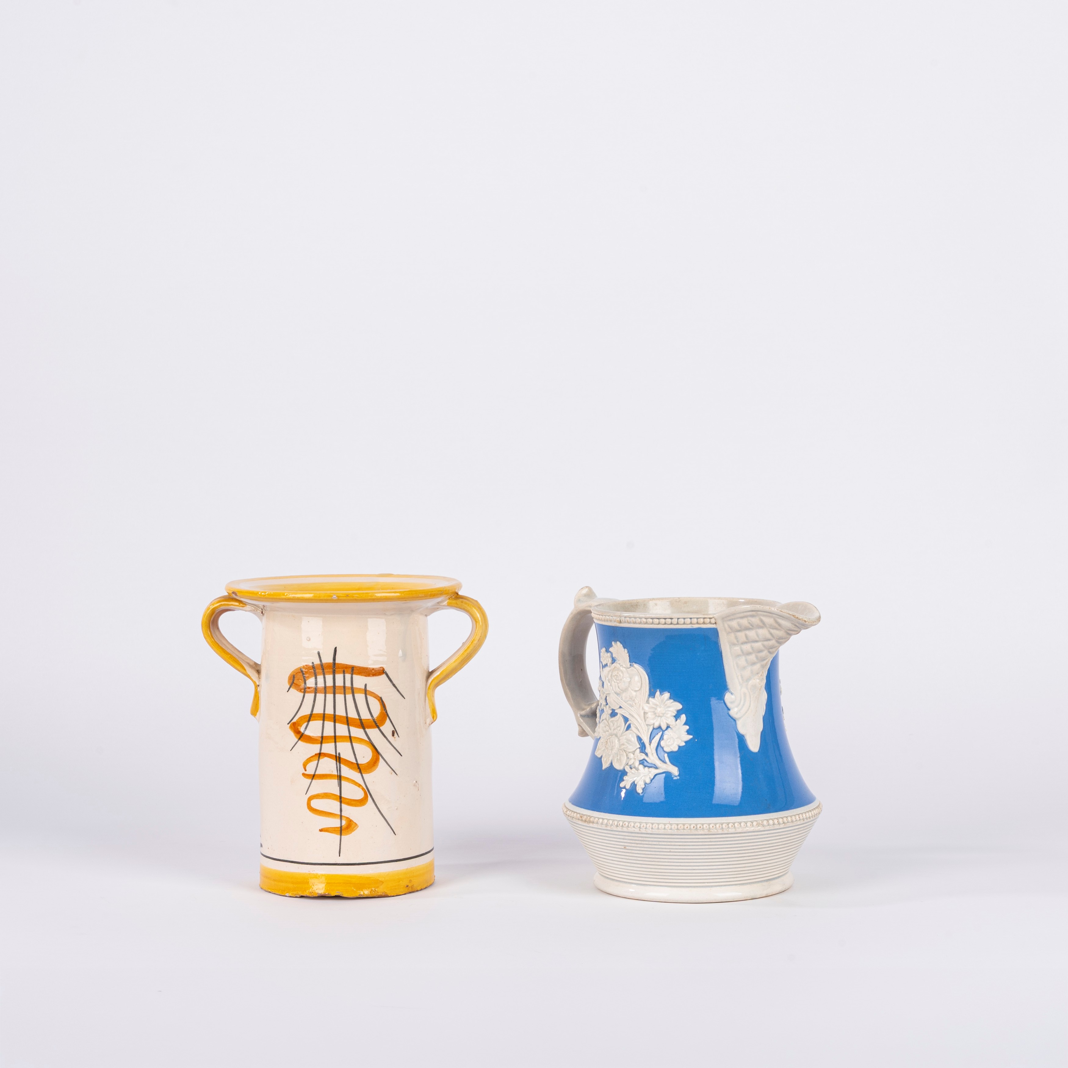 Vaso e brocca, maiolica dipinta