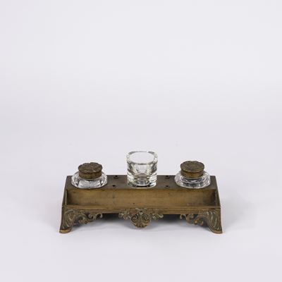 Calamaio in bronzo dorato con boccette in cristallo, fine XIX secolo